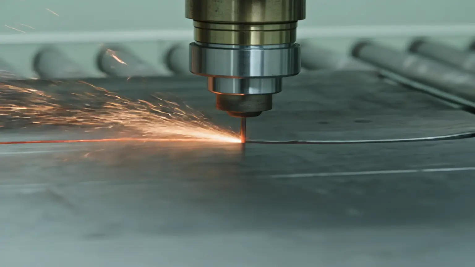 Fiber laser beam cutting steel plate at the cut point